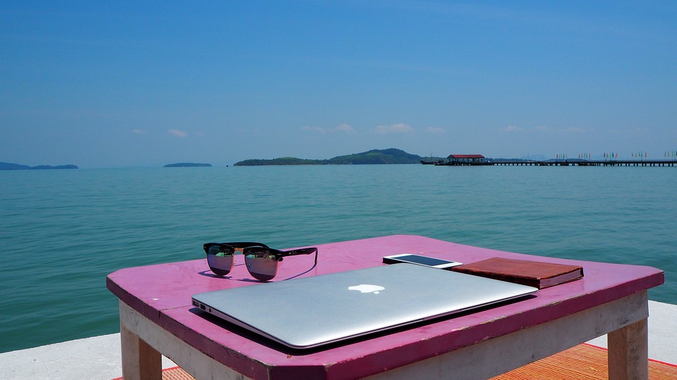 Do Remote Workers Need to Tell Bosses They Are on a Working Vacation?