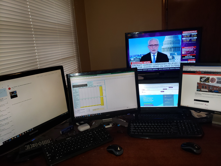 Home_Office_Multiple_Monitors.5ea33d32ef2e9[1]